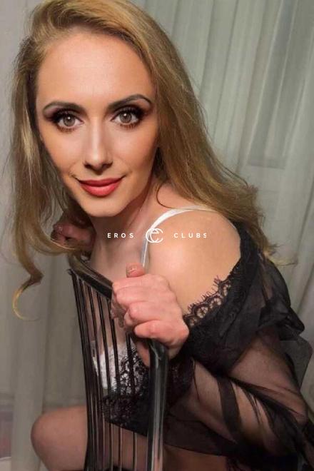 Rebecca gl&uuml;cklich und l&auml;chelnd Schweiz, St.Gall